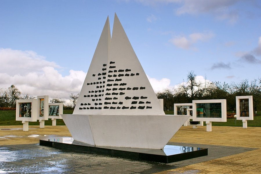strana-belarus_tomkad-krasnyy-bereg-memorialnyy-kompleks-na-meste-detskogo-konclagerya_9.jpeg