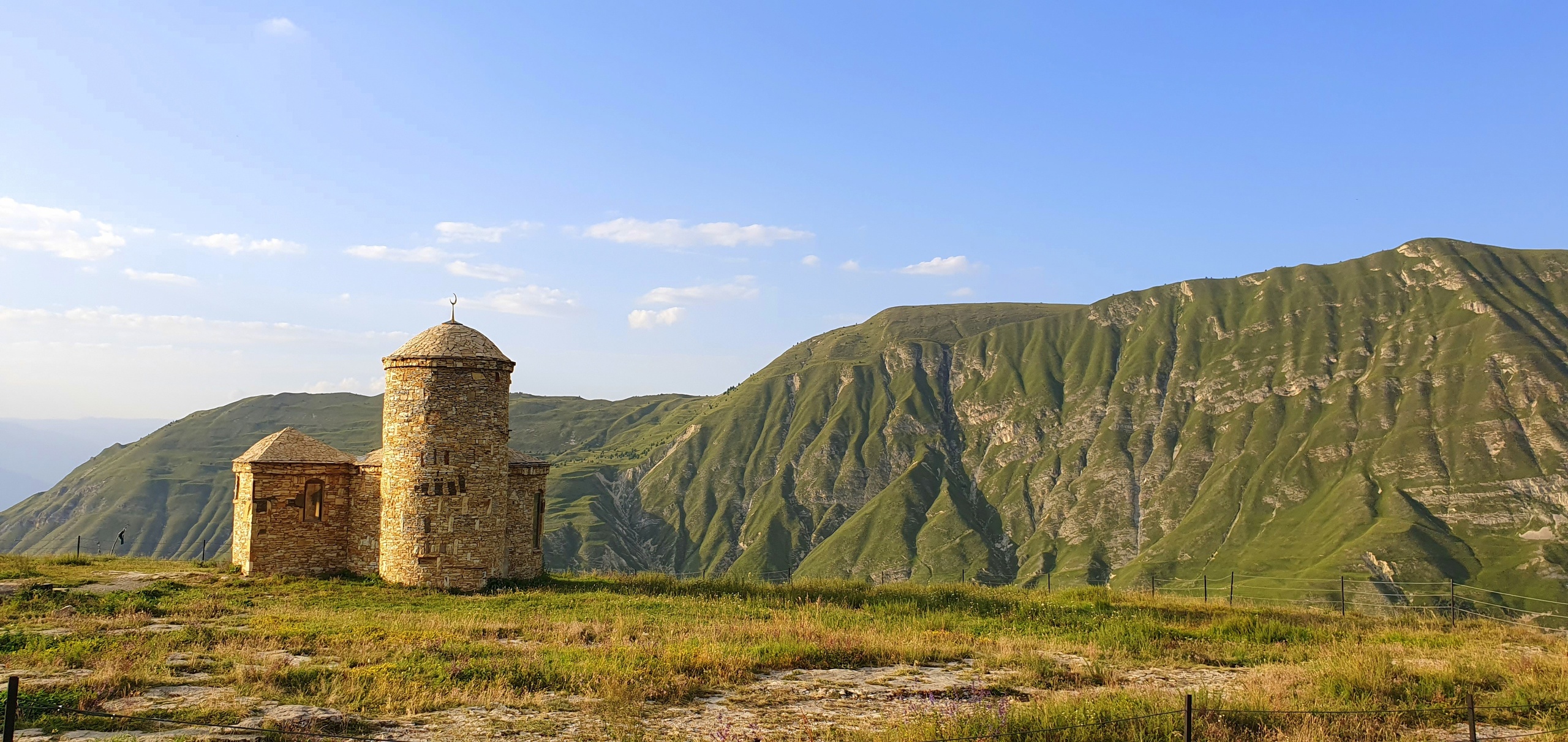 Дагестан храм горы.jpg